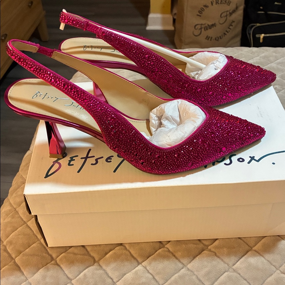 Elegant Pink Slingback Heels - Picture 5 of 8